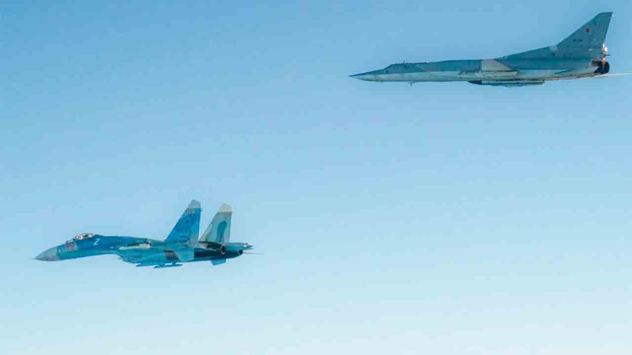 NATO戦闘機がバルト海上空でロシア爆撃機を迎撃