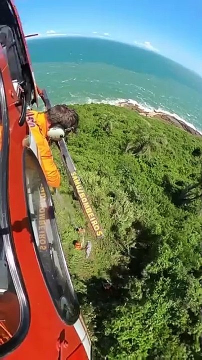 Bombeiros fazem resgate de helicóptero de homem que morreu em praia de Florianópolis