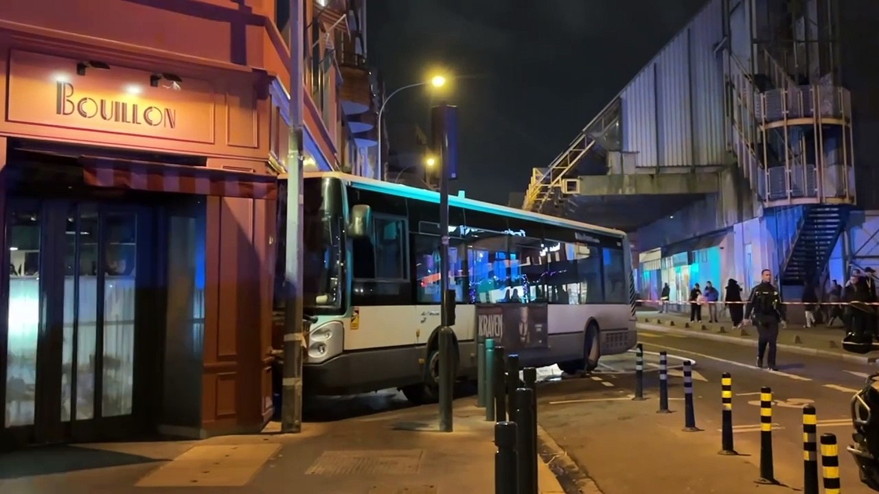 Un bus s'encastre dans la façade du Bouillon du Coq à Saint Ouen