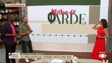 ABSURDO! Criança é flagrada dando 'voadora' em mulher durante roubo