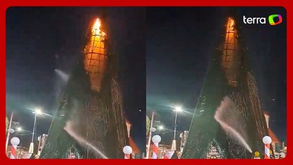 Árvore de natal pega fogo dois dias após ser instalada em praça em Rio Branco (AC)