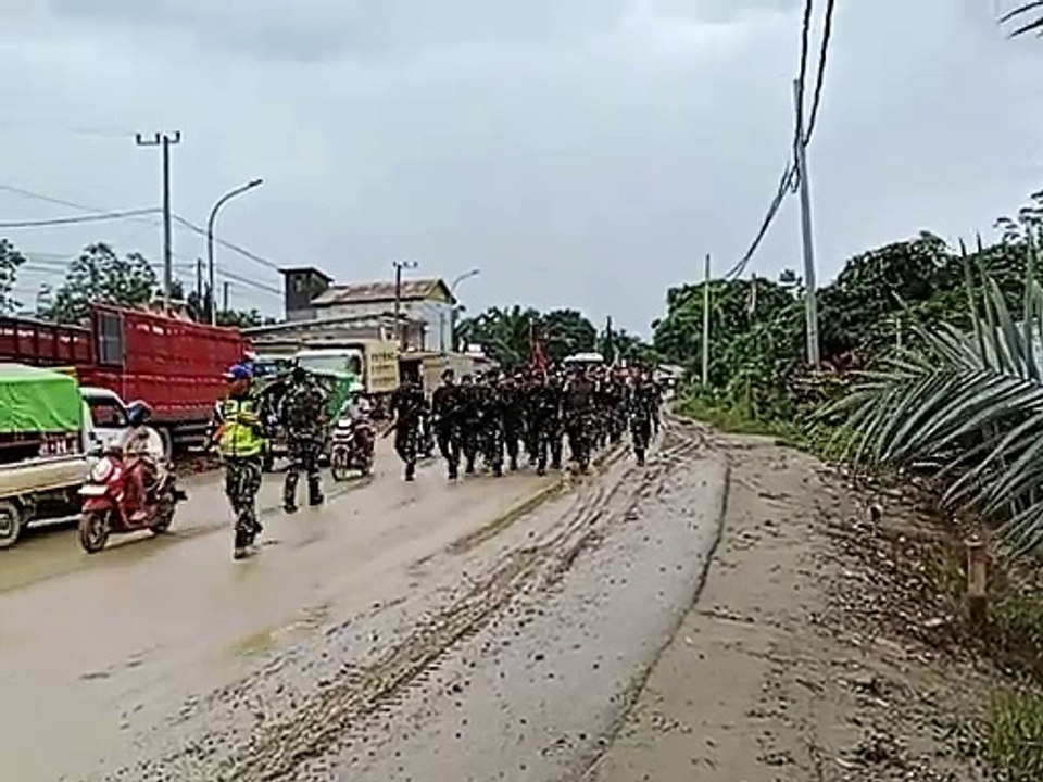 Rombongan Tentara Melintas di Jalan Negara