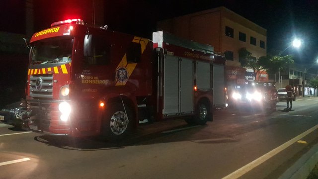 Vizinhos acreditam ter visto fumaça em imóvel e chamam bombeiros na Av. Carlos Gomes