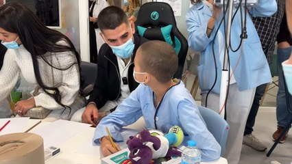 La emocionante visita de Ilia Topuria y Juanma Castaño al hospital de La Paz