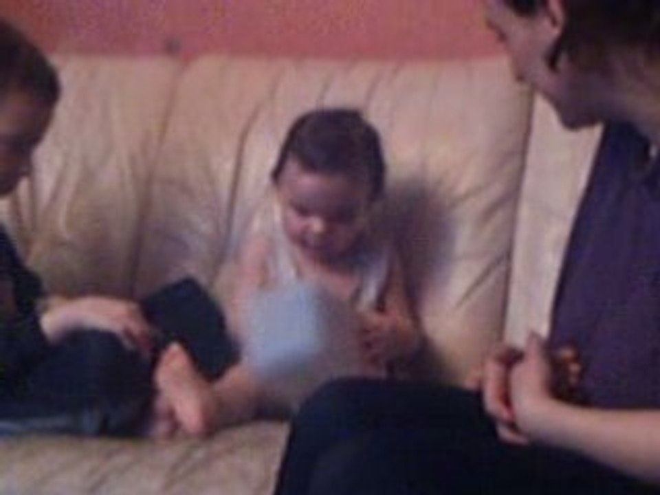 ma petite léa qui rit au eclat