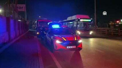 Gebze'de, seyir halindeki kamyondan çıkan tekerlek durağa çarptı 1 yaralı