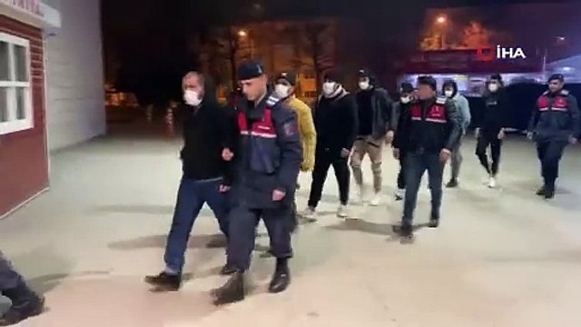 Ülkeye kaçak yollarla giren 13 göçmen, jandarma ekipleri tarafından yakalandı