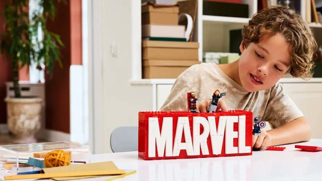 Die Avengers machen 2025 auf euren Befehl ein massives Marvel-Schild aus LEGO kaputt