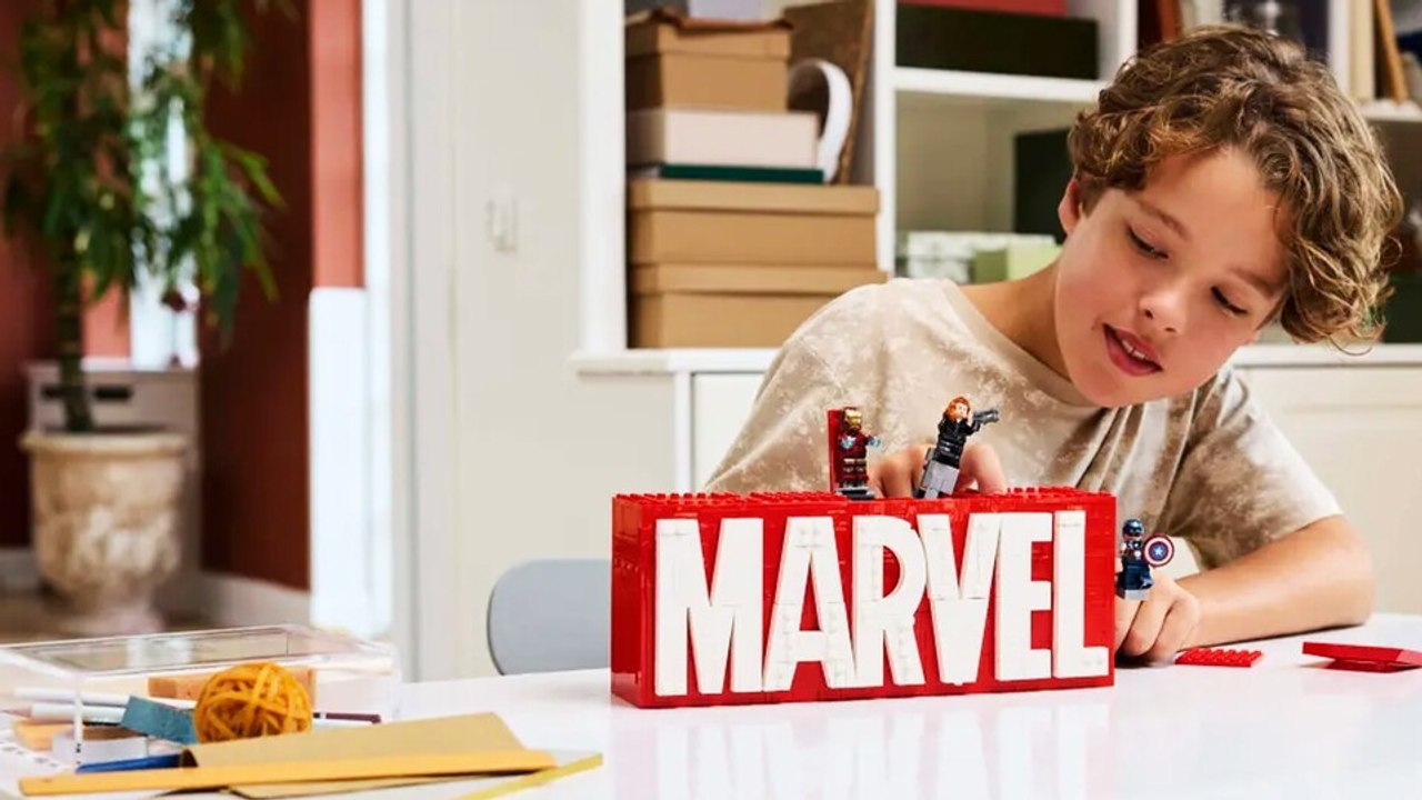Die Avengers machen 2025 auf euren Befehl ein massives Marvel-Schild aus LEGO kaputt