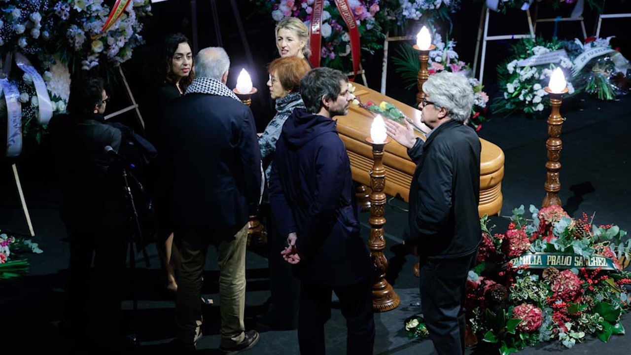 Aplausos para recibir los restos mortales de Marisa Paredes en el Teatro Español