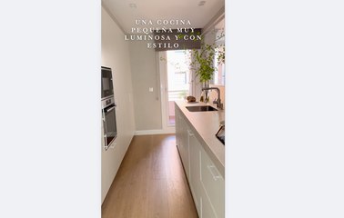 Una cocina pequeña muy luminosa y con estilo