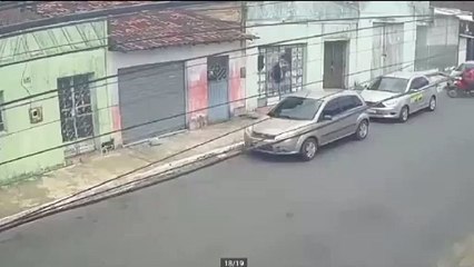 Câmera flagra suspeitos furtando loja de suplementos