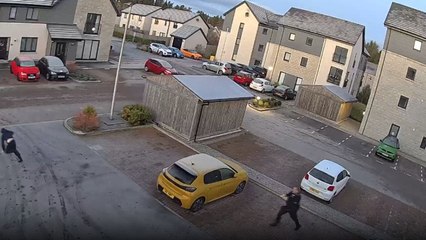Unserious suspect whips out a forward roll while being chased by policeman