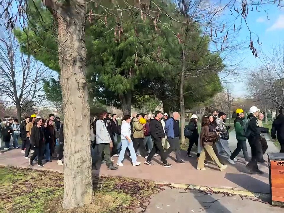 YTÜ'lü öğrenciler, rektörlüğün önüne yürümek istedi; güvenlik görevlileri izin vermedi