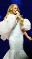 Mariah Carey dédicace la poitrine de Rihanna en plein concert ! (S1)
