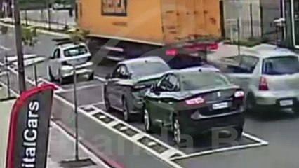 Câmera flagra acidente com caminhão dos Correios em Curitiba