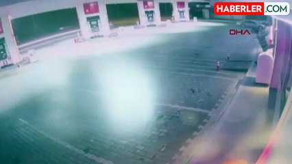 Kapalı Marketten Maden Suyu Çalan Genç, Polise Bıçakla Saldırmaya Kalkıştı