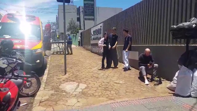 Duas motos e um carro se envolvem em colisão na Rua Rio de Janeiro