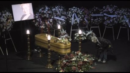 Una lunga fila a Madrid per la camera ardente di Marisa Paredes