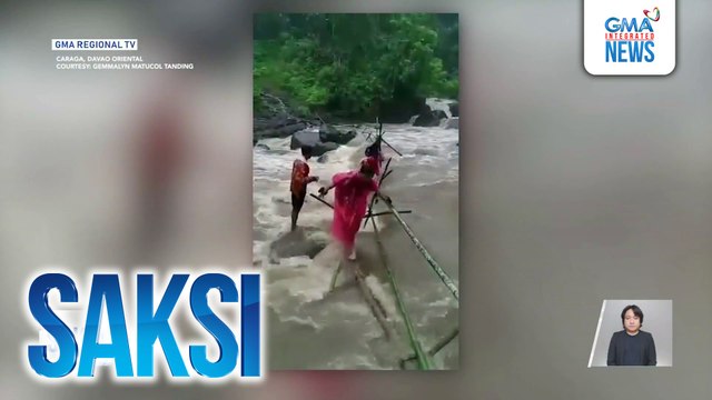 Ilang estudyante, nahulog sa ilog nang bumigay ang tulay na kawayan | Saksi