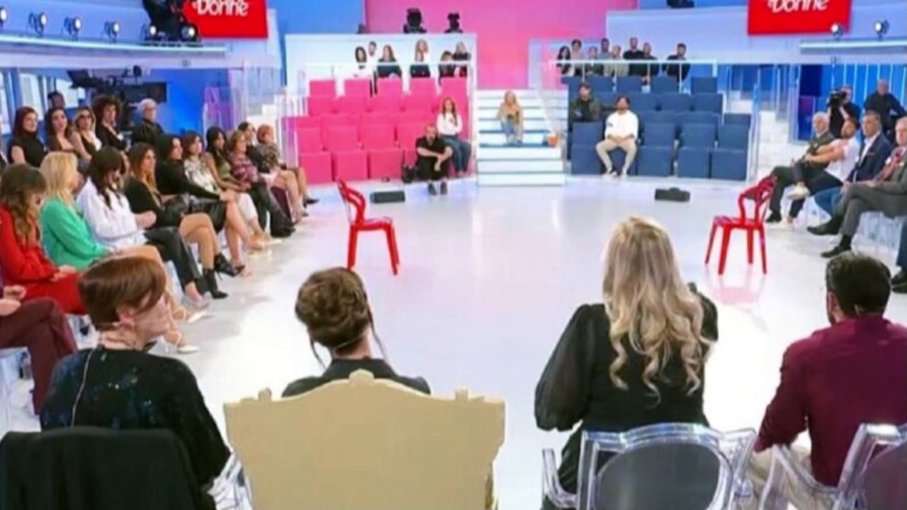 UeD, la De Filippi non scherza e per lui si mette male “Prendi le tue cose e vattene”