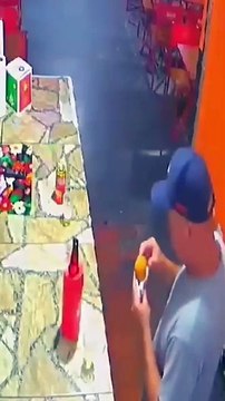 Coxinha explode no rosto de cliente em bar de Curitiba e causa queimaduras Parecia bomba
