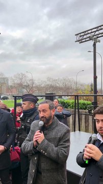 Regardez les images de la manifestation devant l'ARCOM cet après-midi pour protester contre la fin de C8, en présence de Cyril Hanouna qui a pris la parole