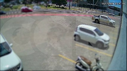 Câmera flagra motociclista sendo arremessado em acidente no São Cristóvão
