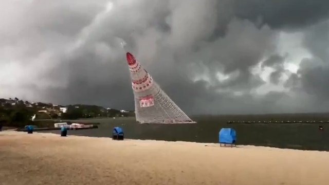 Brésil : un sapin de Noël géant s’effondre et tue une personne à Maricá