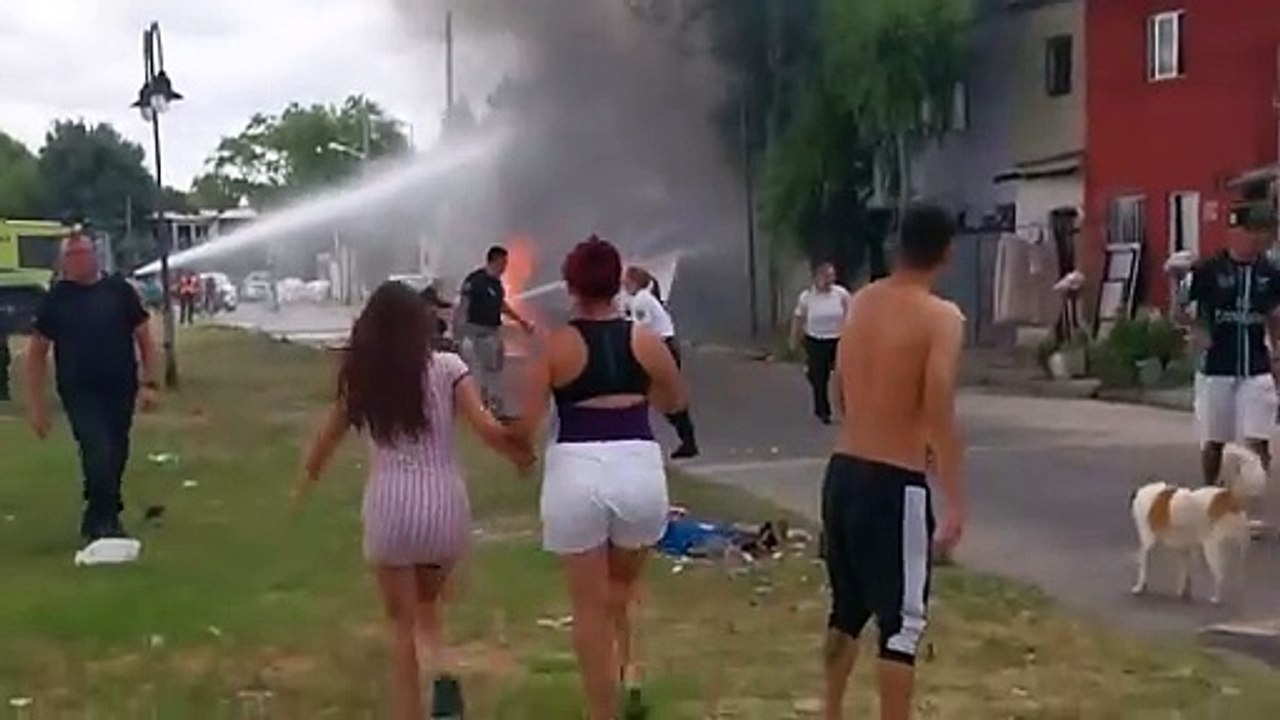 Se despistó un avión en el aeropuerto de San Fernando, chocó contra una casa y se incendió