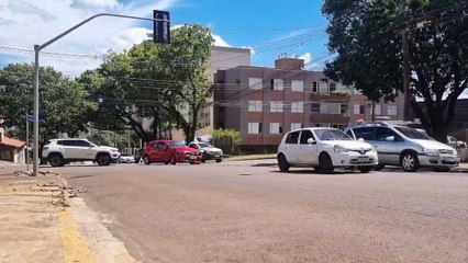 Acidente entre três carros é registrado na Rua São Paulo