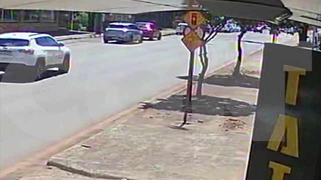 Câmera flagra acidente entre três carros na Rua São Paulo