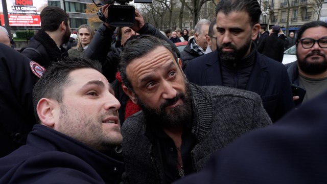 Cyril Hanouna et les fans de TPMP manifestent contre la fermeture de C8