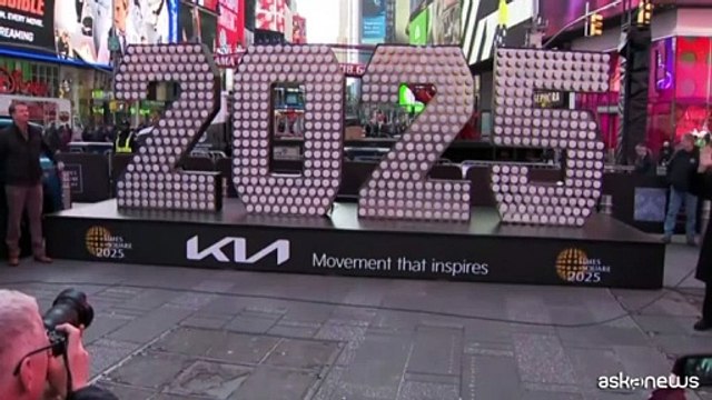 Times Square si prepara al Capodanno, illuminata l'insegna 2025