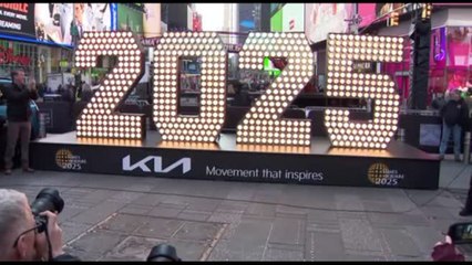 Times Square si prepara al Capodanno, illuminata l'insegna "2025"