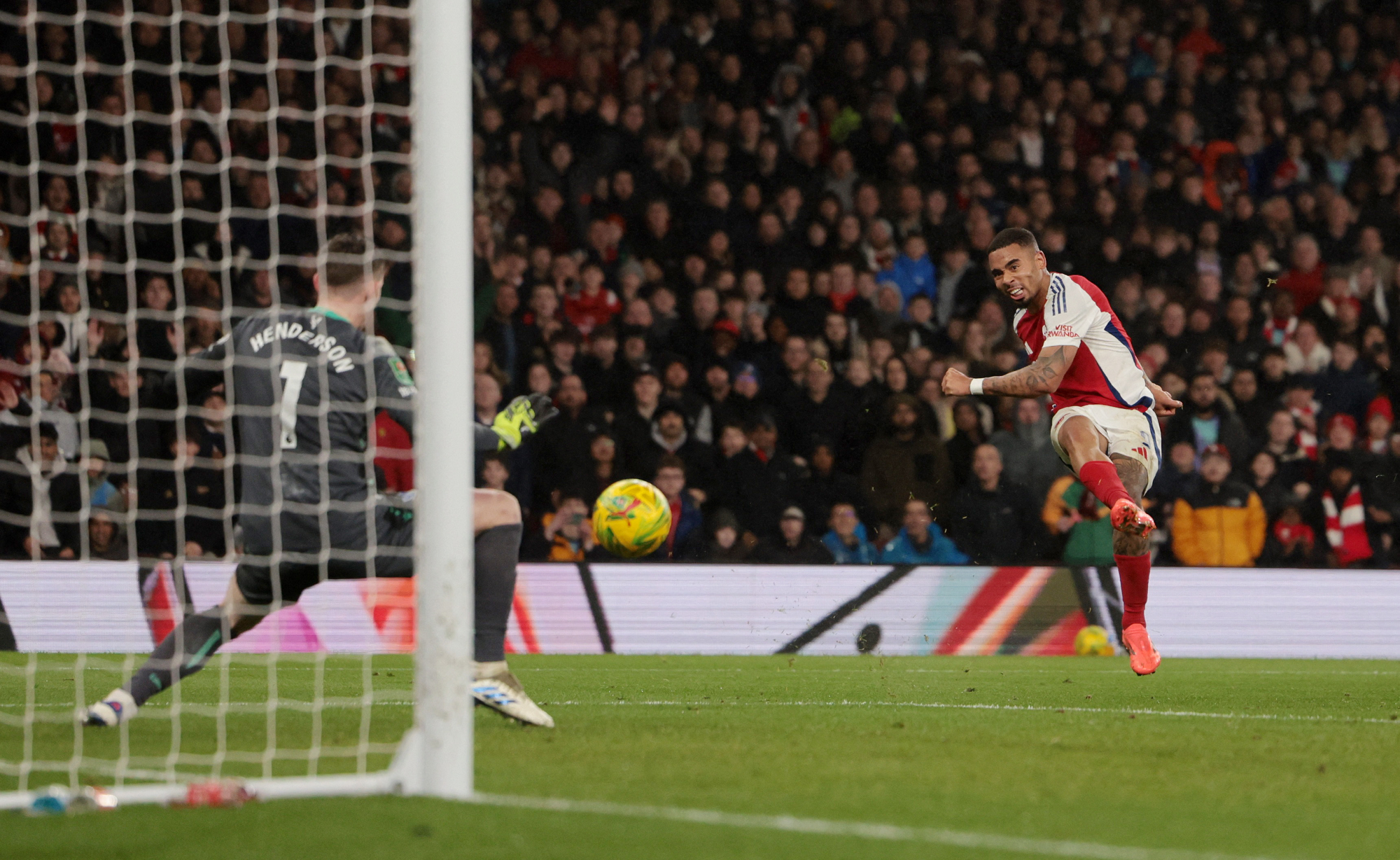 Carabao Cup : Un Gabriel Jesus puissance trois envoie Arsenal en demie