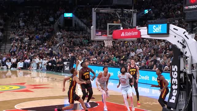 Wembanyama goes off the backboard to himself for huge dunk
