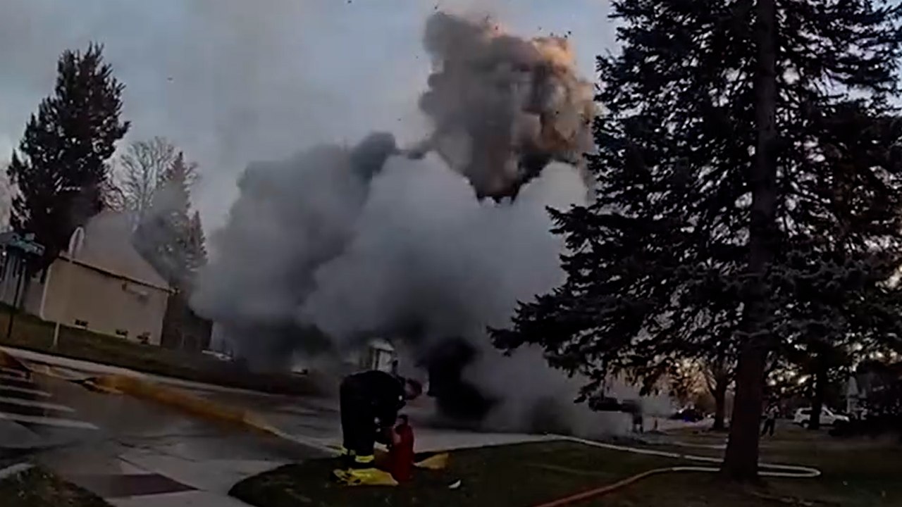 Müllwagen explodiert, trümmer fliegen