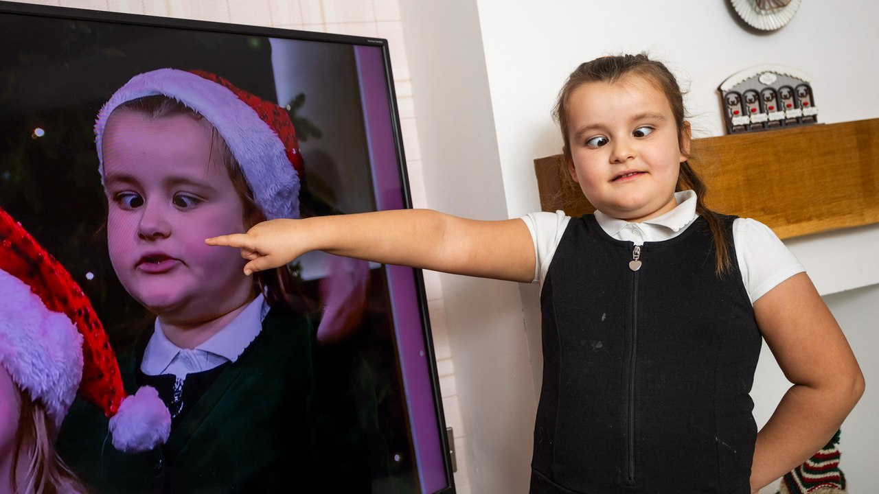 Dad bribes girl, 6, to go cross-eyed while singing Christmas carols on This Morning
