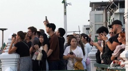 Manca poco a "Squid Game II": bambola gigante sul fiume di Bangkok