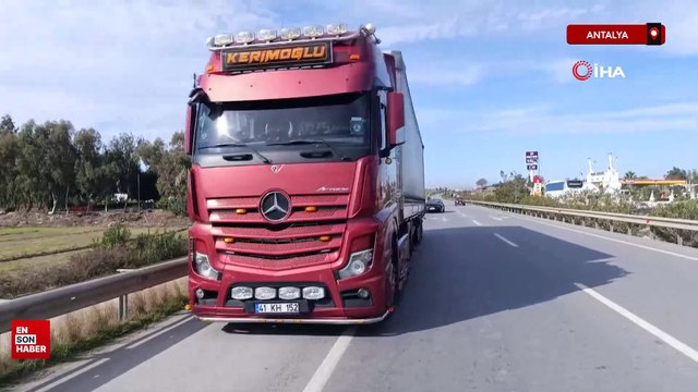 Antalya'da tırın sürüklediği araçtan burunları kanamadan çıktılar