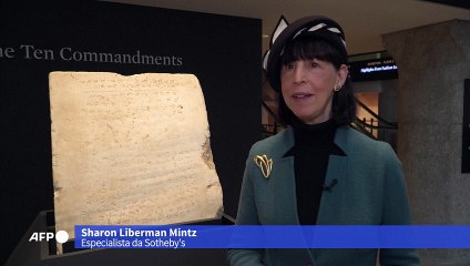 Tábua gravada com os Dez Mandamentos é leiloada por RS 30,8 milhões