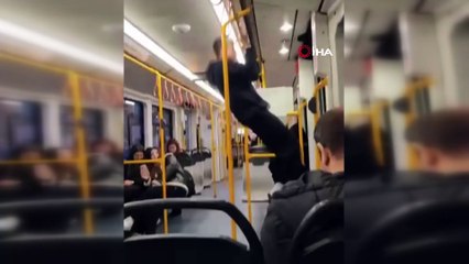 Metroda şaşkın bakışlar içinde barfiks çekti