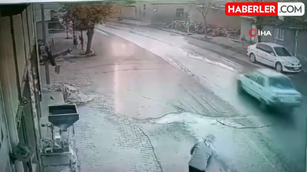 Şanlıurfa'da İki Kişinin Yaralandığı Kaza Kameraya Yansıdı