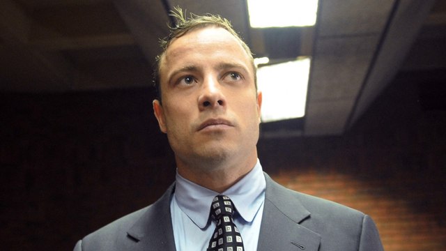 GALA VIDEO - Oscar Pistorius malade ? Sa nouvelle compagne est le sosie de Reeva Steenkamp, son ex qu’il a tuée