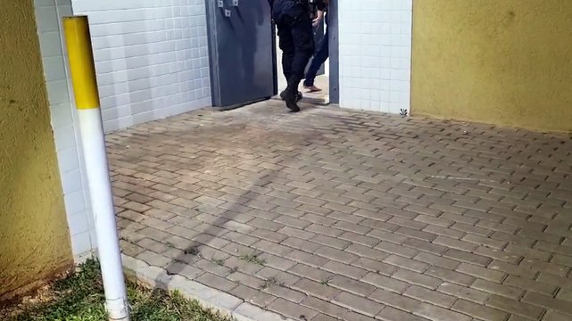 Dupla é detida pela GM ao tentar fugir e dispensar revólver no bairro Periolo