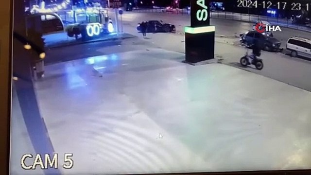 Kırmızı ışık ihlalinin neden olduğu kazada ortalık savaş alanına döndü