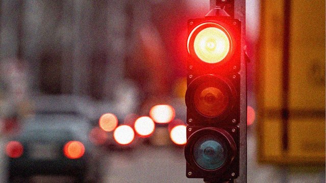 هل تنظم أم تربك؟ أضواء المرور تثير جدلا بطنجة