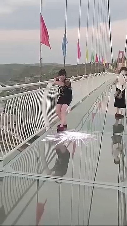 China glass bridge funny video 😁😄 _shorts _viral _mrbeast _girl(360P)