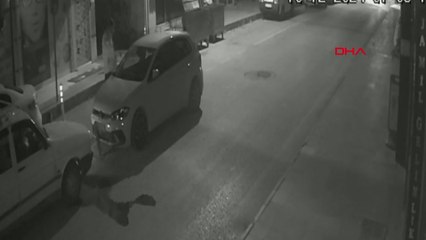 Çarptığı otomobile sopayla zarar verdi